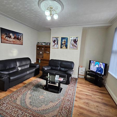 Spacious Two Bedroom House, Parking And Wifi Leeds  Luaran gambar