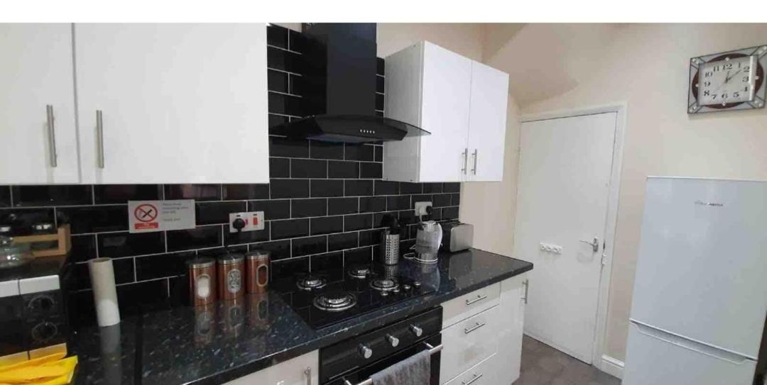 Spacious Two Bedroom House, Parking And Wifi Leeds  Luaran gambar