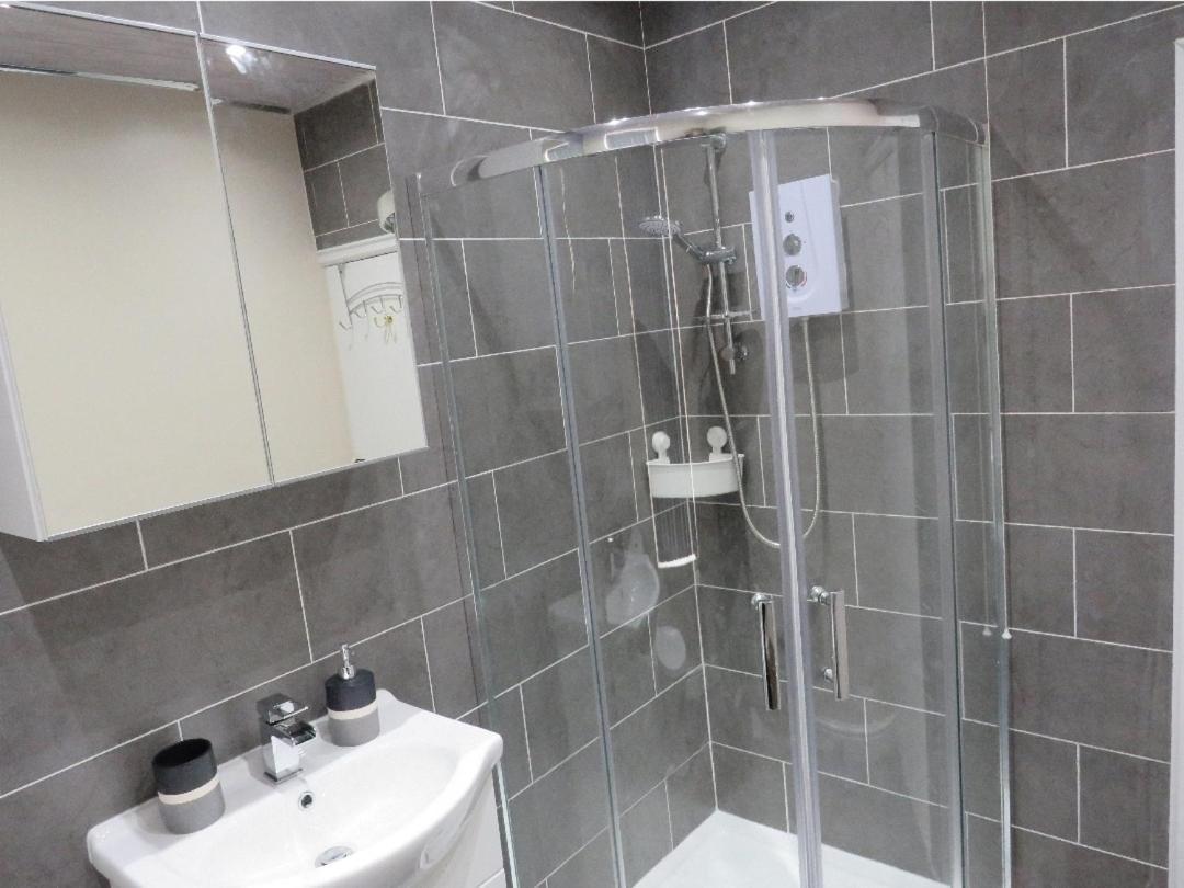 Spacious Two Bedroom House, Parking And Wifi Leeds  Luaran gambar