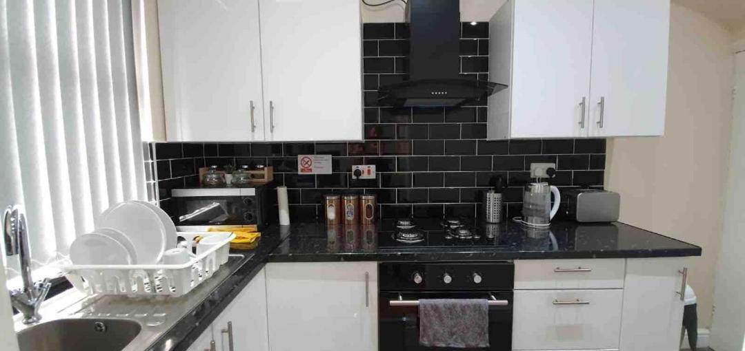 Spacious Two Bedroom House, Parking And Wifi Leeds  Luaran gambar